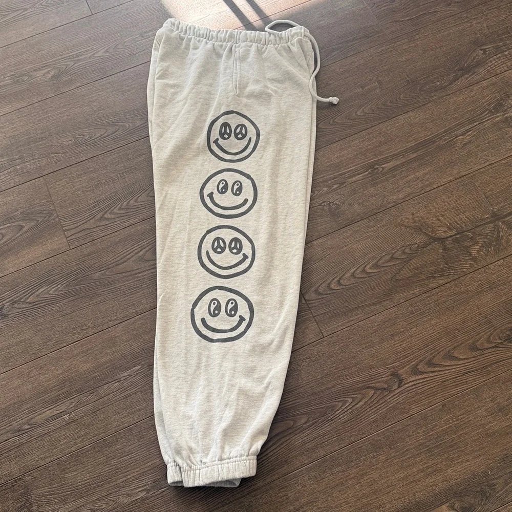 PacSun gray drawstring smiley face sweatpants with pockets Small - Picture 5 of 7